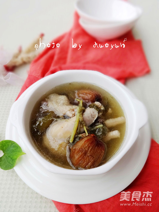 <a href=/shicai/shucai/YuXingCao/index.html target=_blank><u>鱼腥草</u></a>炖鸡汤的做法