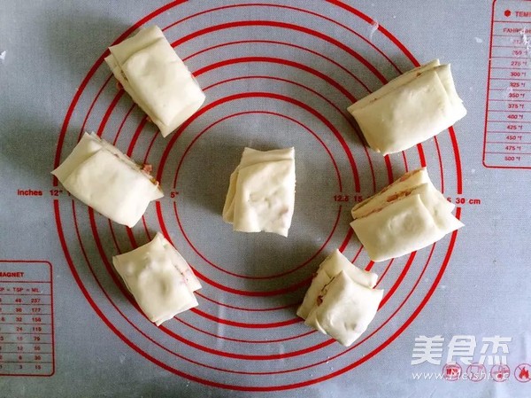 <a href=/shicai/rouqin/XiangChang/index.html target=_blank><u>香肠</u></a>花卷的做法