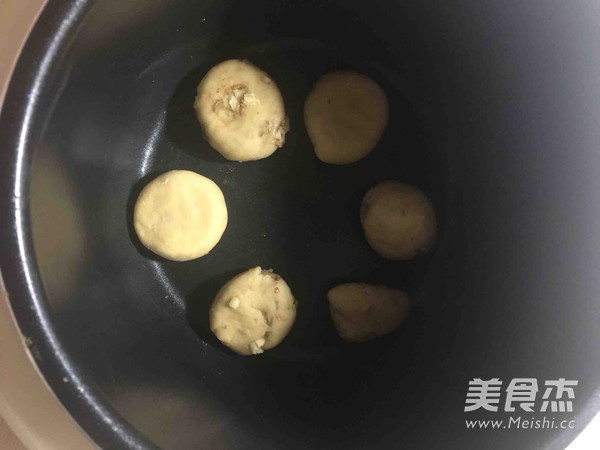 爆浆<a href=/shicai/guopin/XianJiao/index.html target=_blank><u>香蕉</u></a><a href=/shicai/mimian/MianBao/index.html target=_blank><u>面包</u></a>电饭煲版的做法