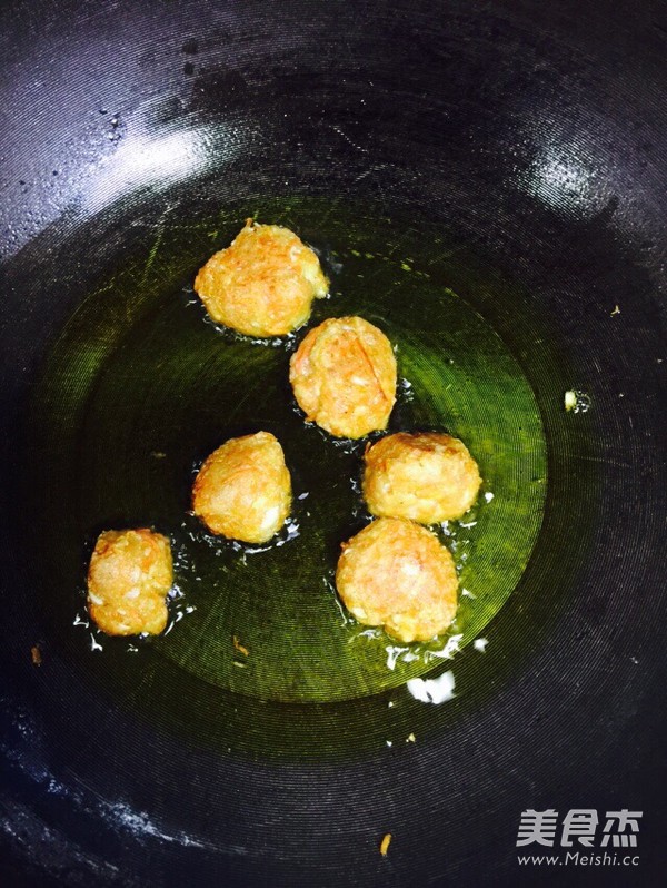 <a href=/shicai/mimian/DouFu/index.html target=_blank><u>豆腐</u></a><a href=/shicai/shucai/HuLuoBo/index.html target=_blank><u>胡<a href=/shicai/shucai/LuoBo/index.html target=_blank><u>萝卜</u></a></u></a>丸子的做法