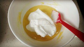 <a href=zt/qifengdg target=_blank><u>戚风蛋糕</u></a>的做法步骤：6