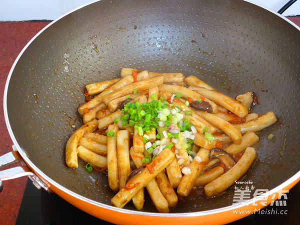 炒<a href=/shicai/mimian/NianGao/index.html target=_blank><u>年糕</u></a>的做法