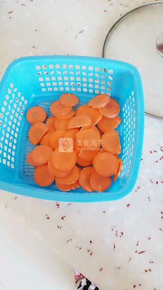 <a href=/shicai/shucai/HuLuoBo/index.html target=_blank><u>胡<a href=/shicai/shucai/LuoBo/index.html target=_blank><u>萝卜</u></a></u></a><a href=/shicai/rouqin/GeZi/index.html target=_blank><u>鸽子</u></a>汤