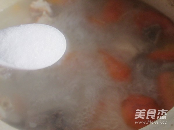 <a href=/shicai/shucai/HuLuoBo/index.html target=_blank><u>胡<a href=/shicai/shucai/LuoBo/index.html target=_blank><u>萝卜</u></a></u></a>羊骨奶汤的做法