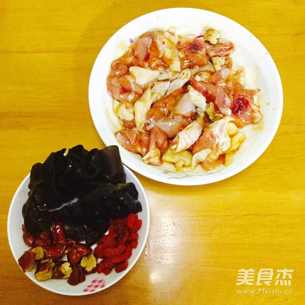 <a href=/shicai/rouqin/JiTui/index.html target=_blank><u>鸡腿</u></a>饭的做法