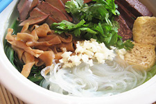 鸭<a href=/shicai/rouqin/Xue/index.html target=_blank><u>血</u></a><a href=/shicai/mimian/FenSi/index.html target=_blank><u>粉丝</u></a>汤的做法