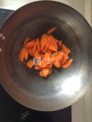 辣炒<a href=/shicai/mimian/NianGao/index.html target=_blank><u>年糕</u></a><a href=/shicai/shuichanpin/JinQiangYu/index.html target=_blank><u>金枪鱼</u></a>饭团