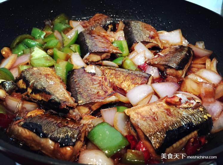 酱焖<a href=/shicai/shuichanpin/QiuDaoYu/index.html target=_blank><u>秋刀鱼</u></a>