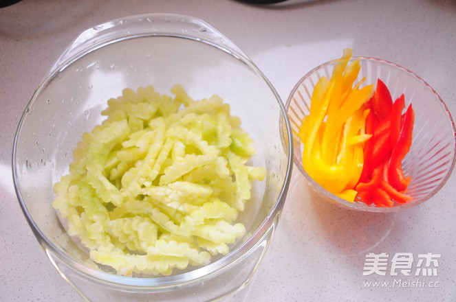 凉拌水果<a href=/shicai/shucai/KuGua/index.html target=_blank><u>苦瓜</u></a>的做法