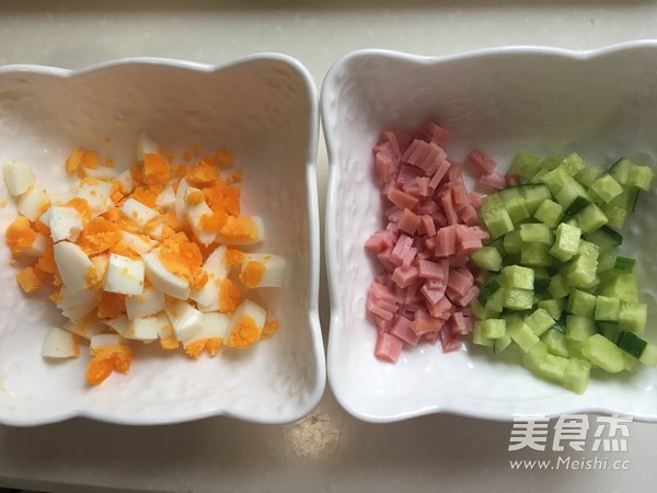 快手早餐——<a href=/shicai/rouqin/JiDan/index.html target=_blank><u>鸡蛋</u></a>三明治的做法