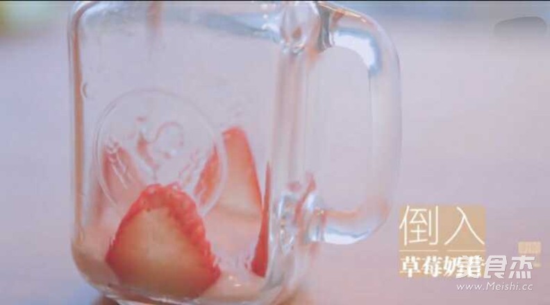 <a href=/shicai/guopin/CaoMei/index.html target=_blank><u>草莓</u></a>奶昔的做法