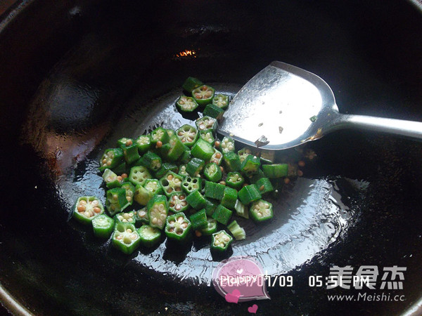 <a href=/shicai/shucai/QiuKui/index.html target=_blank><u>秋葵</u></a>炒<a href=/shicai/rouqin/JiDan/index.html target=_blank><u>鸡蛋</u></a>的做法