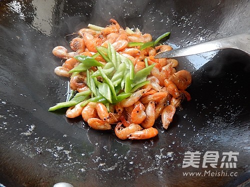 油爆河虾的做法