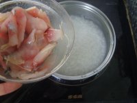 生滚鱼片粥的做法步骤4