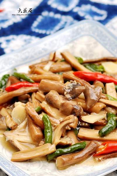 双椒炒菌王的做法