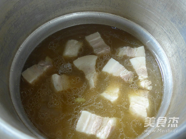 青<a href=/shicai/mimian/HuangDou/index.html target=_blank><u>黄豆</u></a><a href=/shicai/rouqin/WuHuaRou/index.html target=_blank><u>五花肉</u></a>汤的做法