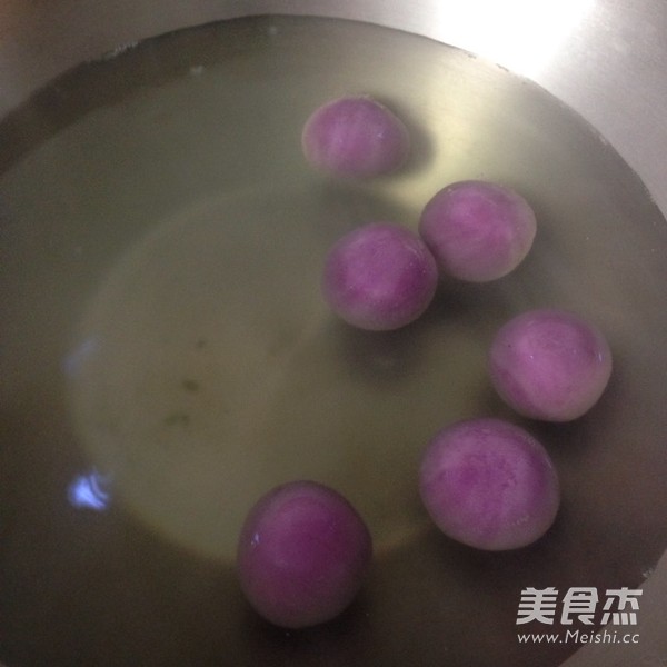 <a href=/shicai/shucai/ZiShu/index.html target=_blank><u>紫薯</u></a><a href=/shicai/guopin/ZhiMa/index.html target=_blank><u>芝麻</u></a>汤圆的做法