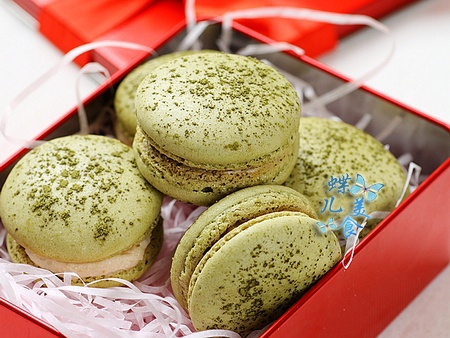 抹茶<a href=/shicai/guopin/CaoMei/index.html target=_blank><u>草莓</u></a>夹心马卡龙步骤