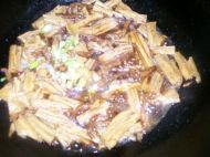 <a href=/shicai/mimian/FuZhu/index.html target=_blank><u>腐竹</u></a>炒肉的做法步骤9