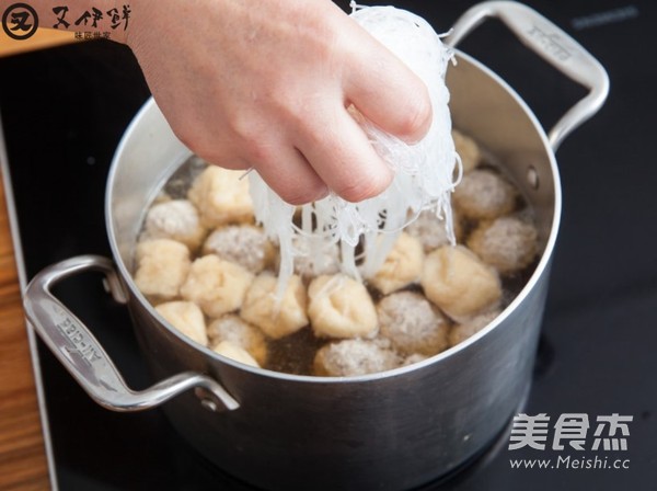 肉丸油<a href=/shicai/mimian/DouFu/index.html target=_blank><u>豆腐</u></a><a href=/shicai/mimian/FenSi/index.html target=_blank><u>粉丝</u></a>汤的做法