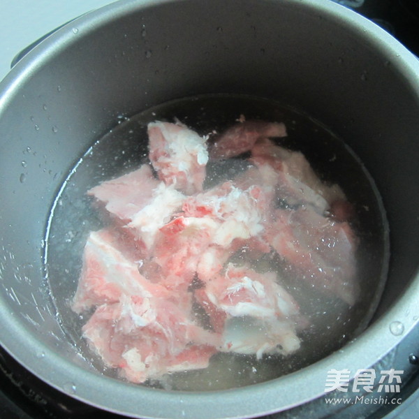 <a href=/shicai/rouqin/zhuXue/index.html target=_blank><u>猪<a href=/shicai/rouqin/Xue/index.html target=_blank><u>血</u></a></u></a><a href=/shicai/mimian/DouFu/index.html target=_blank><u>豆腐</u></a>猪骨汤的做法