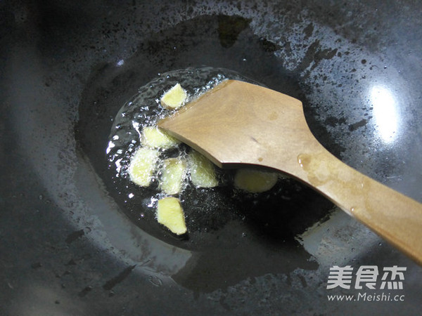 香葱烧<a href=/shicai/shuichanpin/NiuWa/index.html target=_blank><u>牛蛙</u></a>的做法