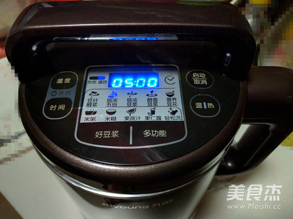 倍浓红<a href=/shicai/guopin/Zao/index.html target=_blank><u>枣</u></a><a href=/shicai/mimian/DouJiang/index.html target=_blank><u>豆浆</u></a>的做法