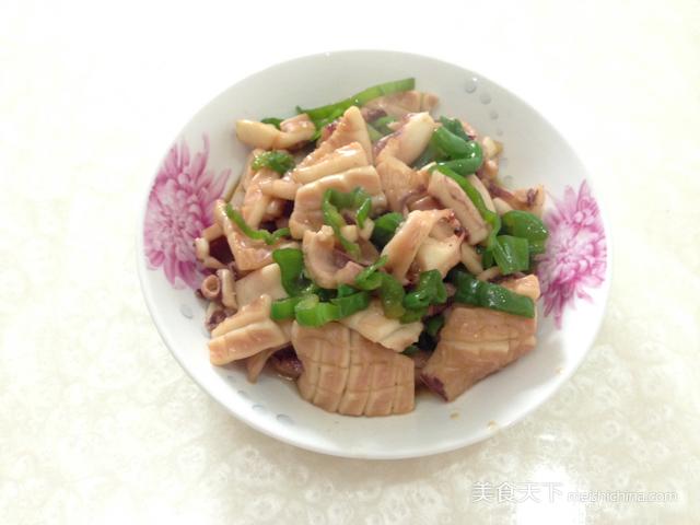 爆炒<a href=/shicai/shucai/QingJiao/index.html target=_blank><u>青椒</u></a><a href=/shicai/shuichanpin/YouYu/index.html target=_blank><u>鱿鱼</u></a>