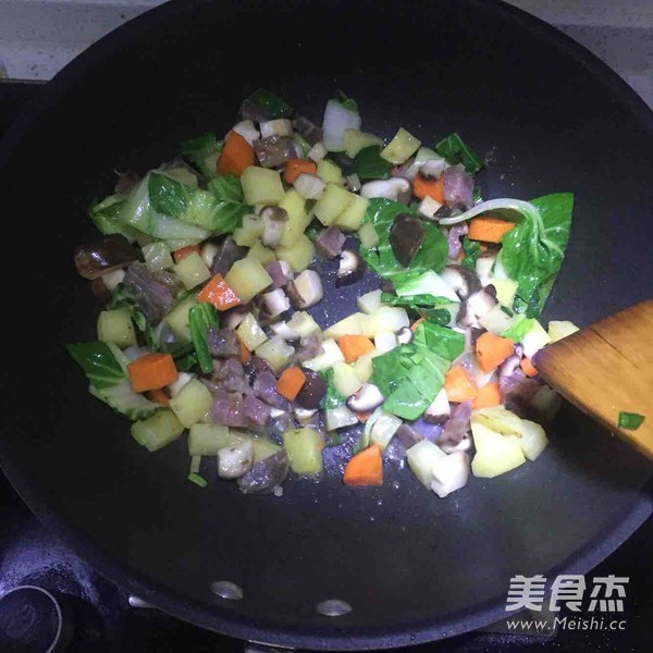 <a href=/shicai/rouqin/XiangChang/index.html target=_blank><u>香肠</u></a>杂蔬焖饭的做法