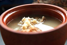 <a href=/shicai/shucai/JiGuCao/index.html target=_blank><u>鸡骨草</u></a>汤