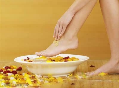 夏天如何用热水泡脚除暑湿