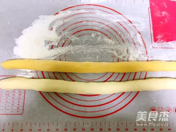 圆<a href=/shicai/shucai/BaiCai/index.html target=_blank><u>白菜</u></a><a href=/shicai/rouqin/ZhuRou/index.html target=_blank><u>猪肉</u></a>水饺的做法