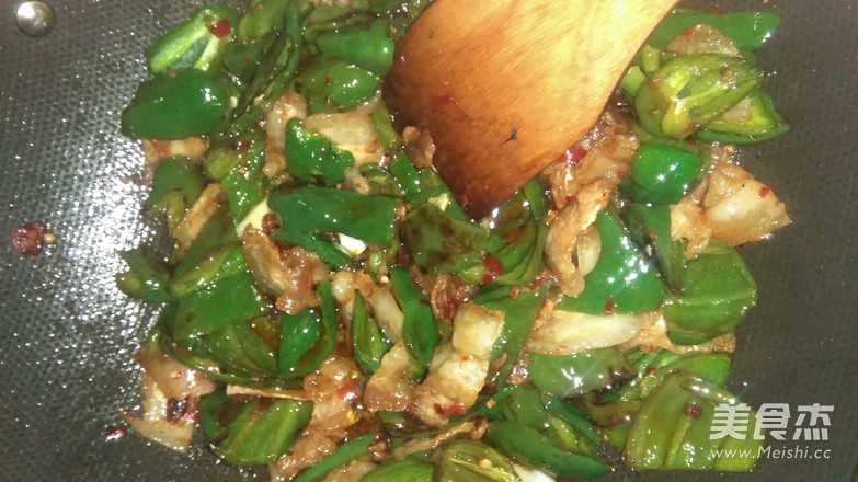 <a href=/shicai/shucai/QingJiao/index.html target=_blank><u>青椒</u></a>炒回锅肉的做法