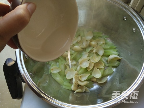 <a href=/shicai/shucai/XiQin/index.html target=_blank><u>西芹</u></a><a href=/shicai/shucai/BaiHe/index.html target=_blank><u>百合</u></a>的做法