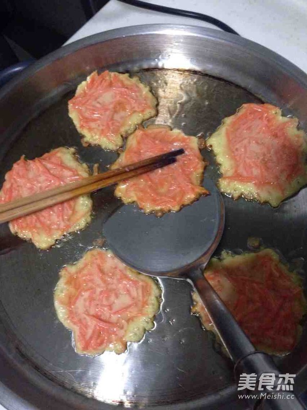 <a href=/shicai/shucai/HuLuoBo/index.html target=_blank><u>胡<a href=/shicai/shucai/LuoBo/index.html target=_blank><u>萝卜</u></a></u></a>丝饼的做法