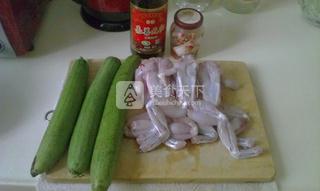 剁椒<a href=/shicai/shuichanpin/NiuWa/index.html target=_blank><u>牛蛙</u></a>蒸<a href=/shicai/shucai/SiGua/index.html target=_blank><u>丝瓜</u></a>