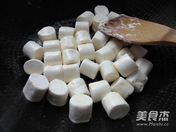 <a href=/shicai/guopin/ManYueMei/index.html target=_blank><u>蔓越莓</u></a><a href=/shicai/guopin/HuaSheng/index.html target=_blank><u>花生</u></a>牛轧糖的做法