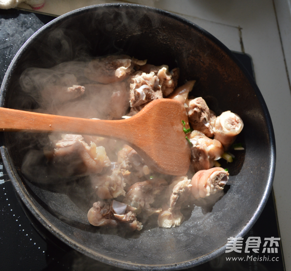 <a href=/shicai/guopin/HuaSheng/index.html target=_blank><u>花生</u></a>焖<a href=/shicai/rouqin/ZhuTi/index.html target=_blank><u>猪蹄</u></a>的做法