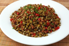 长<a href=/shicai/shucai/DouJiao/index.html target=_blank><u>豆角</u></a>炒肉的做法介绍