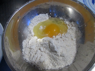 炸<a href=/shicai/shucai/XiangChun/index.html target=_blank><u>香椿</u></a>鱼