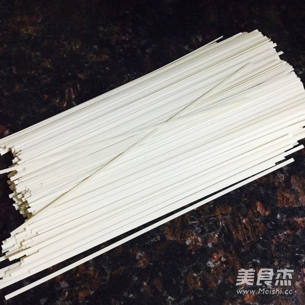 <a href=/shicai/shucai/YouCai/index.html target=_blank><u>油菜</u></a>云吞面的做法
