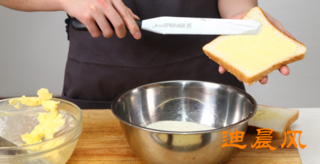 香甜奶酥<a href=/shicai/mimian/MianBao/index.html target=_blank><u>面包</u></a>片