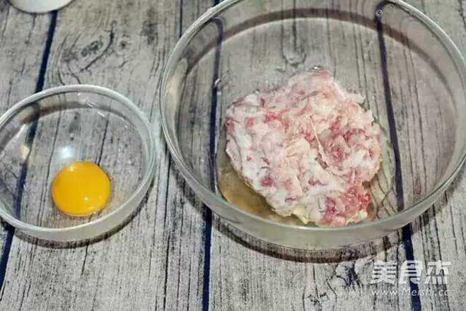 春季提高抵抗力，一定给孩子多吃莲<a href=/shicai/shucai/Ou/index.html target=_blank><u>藕</u></a>！味道超赞的<a href=/shicai/shucai/Ou/index.html target=_blank><u>藕</u></a>香肉饼！的做法