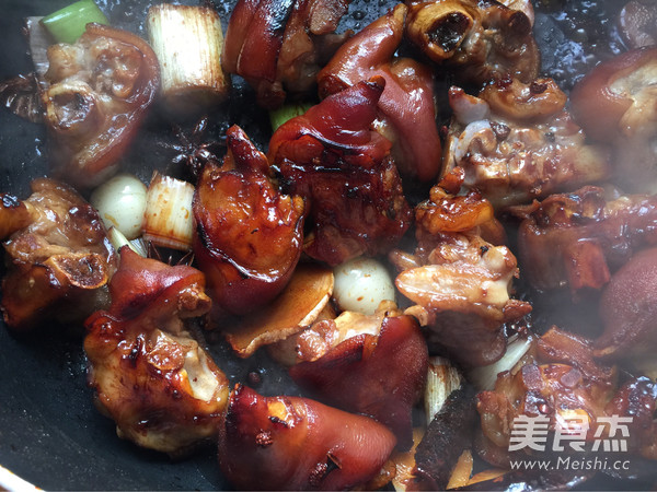 <a href=/shicai/mimian/YuMi/index.html target=_blank><u>玉米</u></a>焖猪手的做法