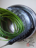 家常<a href=/shicai/shucai/SuanTai/index.html target=_blank><u>蒜薹</u></a>烧<a href=/shicai/shuichanpin/BoYu/index.html target=_blank><u>鲅鱼</u></a>步骤1