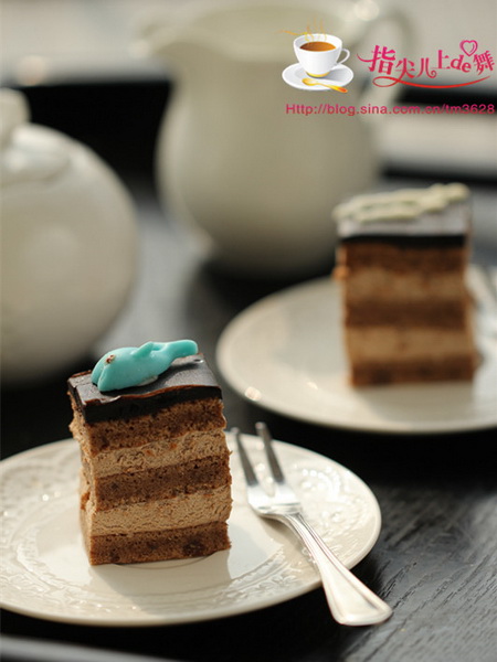 摩卡<a href=/shicai/mimian/QiaoKeLi/index.html target=_blank><u>巧克力</u></a><a href=/shicai/guopin/XingRen/index.html target=_blank><u><a href=/shicai/guopin/Xing/index.html target=_blank><u>杏</u></a>仁</u></a>蛋糕的做法