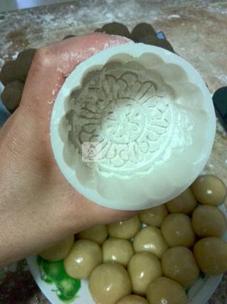 <a href=/shicai/mimian/LvDou/index.html target=_blank><u>绿豆</u></a>沙月饼