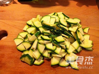 <a href=/shicai/shucai/XiHuLu/index.html target=_blank><u>西葫芦</u></a>炒<a href=/shicai/rouqin/JiDan/index.html target=_blank><u>鸡蛋</u></a>的做法