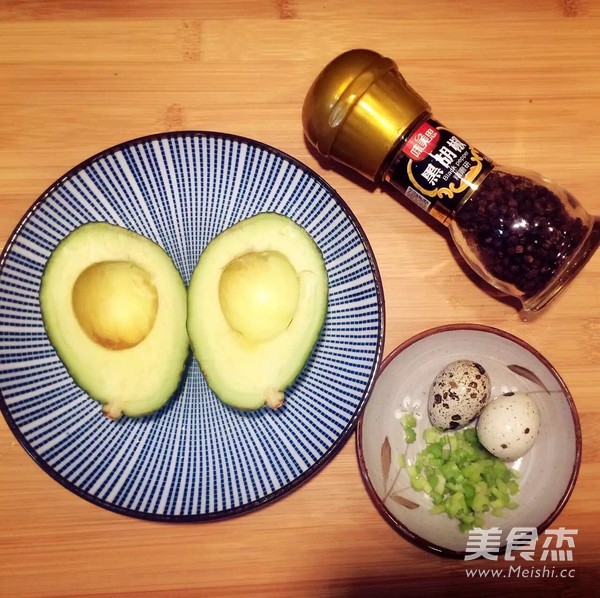 玩转<a href=/shicai/guopin/NuiYouGuo/index.html target=_blank><u><a href=/shicai/guopin/NiuYouGuo/index.html target=_blank><u>牛油果</u></a></u></a>——<a href=/shicai/guopin/NuiYouGuo/index.html target=_blank><u><a href=/shicai/guopin/NiuYouGuo/index.html target=_blank><u>牛油果</u></a></u></a>烤蛋的做法