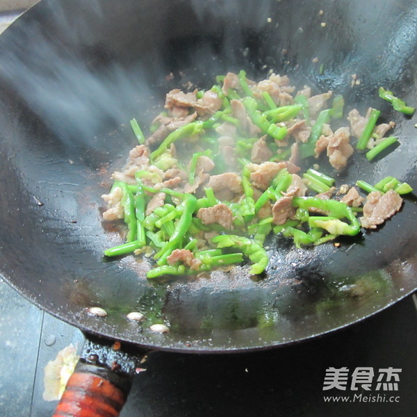 <a href=/shicai/shucai/XiQin/index.html target=_blank><u>西芹</u></a><a href=/shicai/shucai/QingJiao/index.html target=_blank><u>青椒</u></a>肉丝的做法